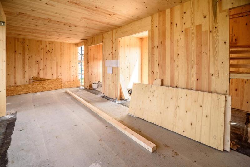 Une cloison en bois massif structure l'espace int&eacute;rieur sans travaux lourds &agrave; Yutz